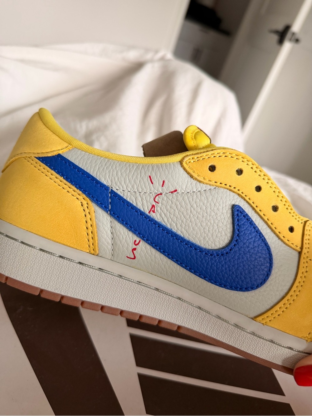 Travis Scott x Wmns Jordan 1 Retro Low OG SP ‘Canary’ - Picture 11 of 16